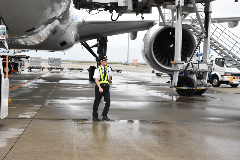 機体の端から端まで目視して歩く