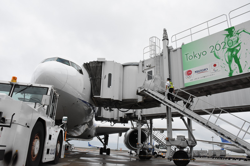 機体の端から端まで目視して歩く