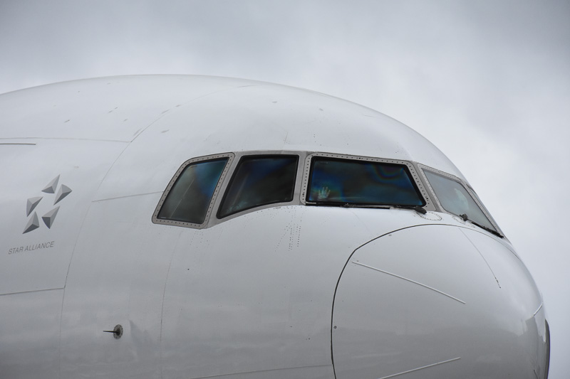 コックピットから手を振ってくれた