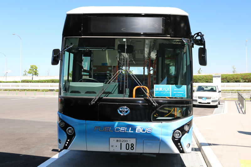 試乗会で使われる水素燃料電池バス。西日本では初めての運行実証となる