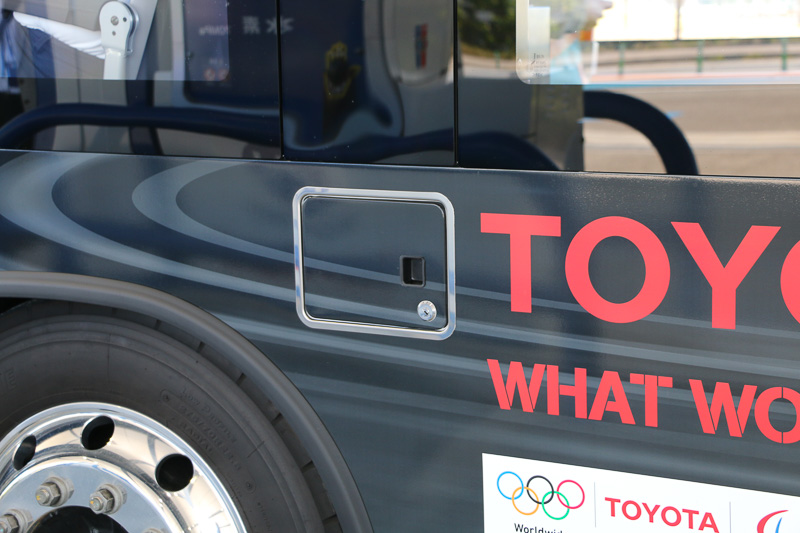 乗降口側に水素補給口を設定