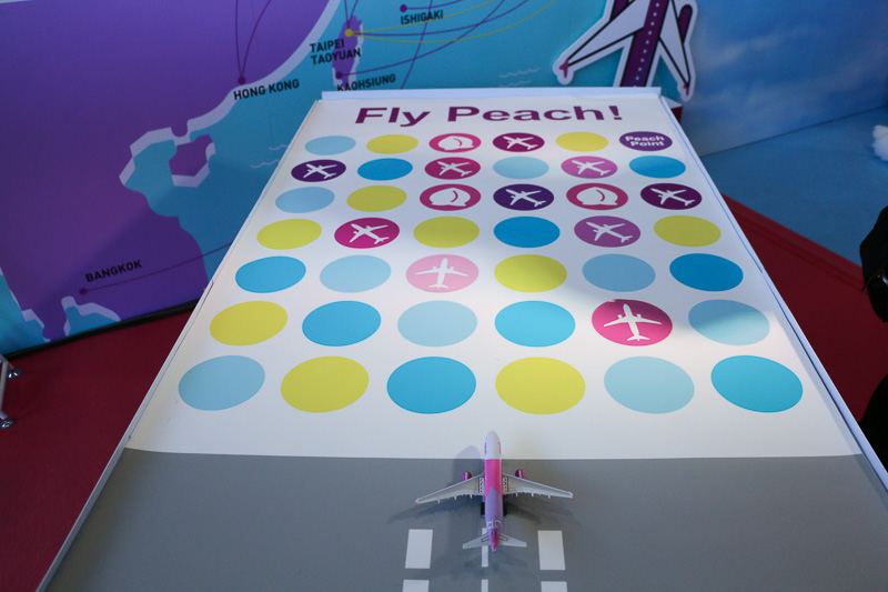 ブースで行なわれていた「Fly PEACH GAME」は、10時30分、13時30分、15時30分からの3回実施。本物と同じデザインを施したモデルプレーンを引っ張って飛ばすゲームで、子供も多く参加していた