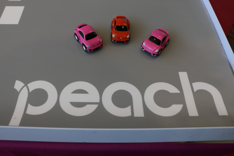 フォルクスワーゲンとのコラボで生まれた「＃PinkBeetle」のチョロQも置かれていた