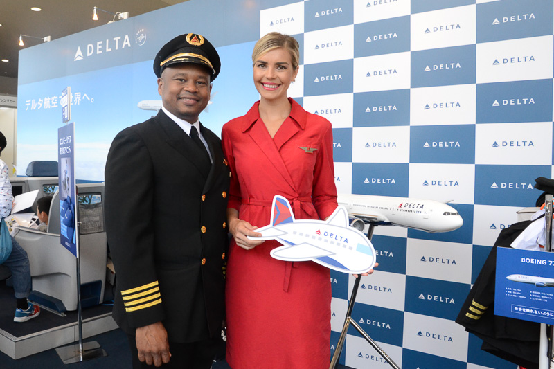 アメリカから駆け付けた機長とCA（客室乗務員）がお出迎え