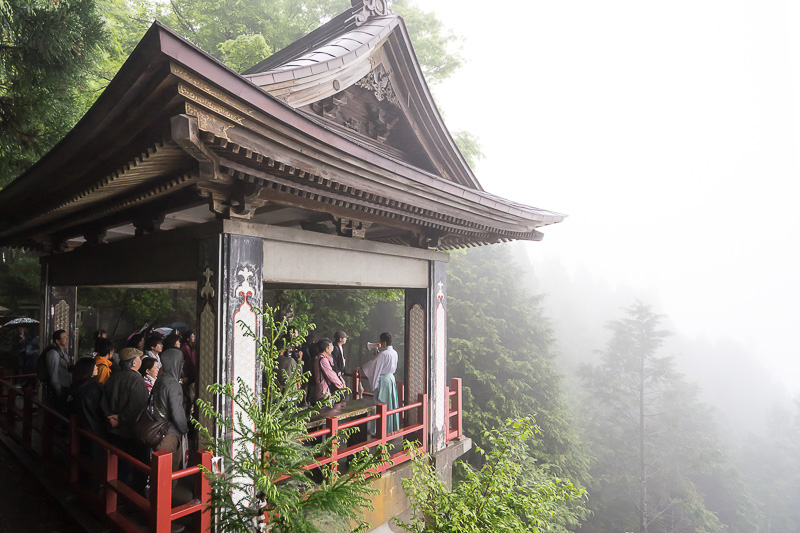 「元町・中華街駅発の夜行列車で行く秩父絶景ツアー」の目的地三峯神社境内にある下界を一望できる「遥拝殿」。残念ながら雲海にはめぐり会えなかったが、神気を感じるパワースポットからの眺望は迫力がある