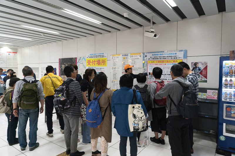 元町・中華街駅の改札外付近が当日の受付場所。ある程度の人数ごとに注意事項の解説をしている