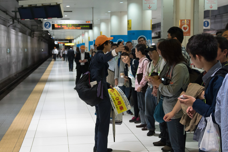 入線前にホームで列になって固まって待機する