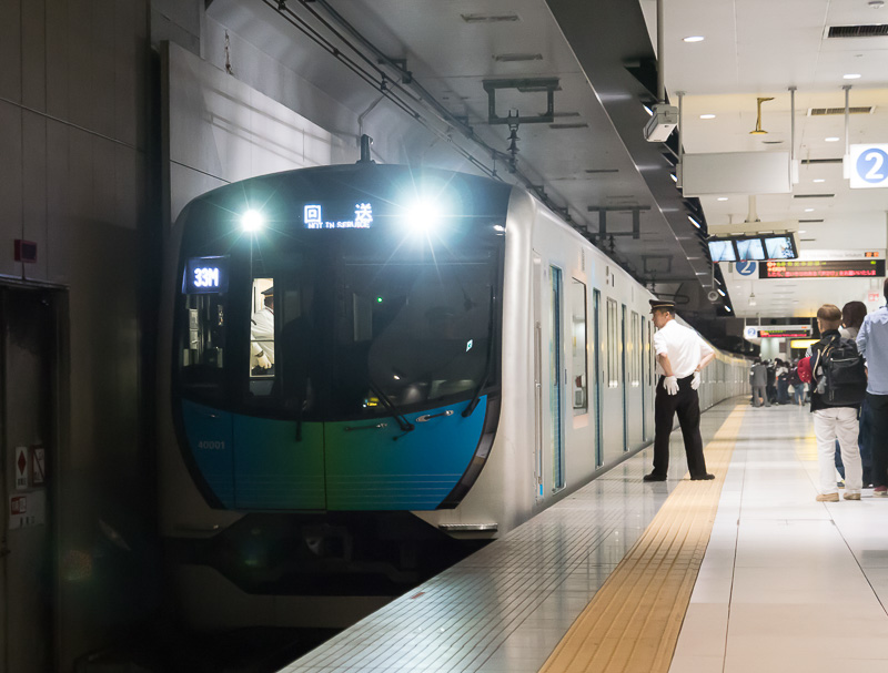 22時16分ごろ、2番線に新型通勤車両40000系が入線