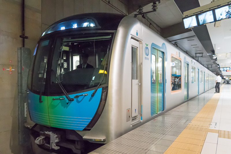 22時16分ごろ、2番線に新型通勤車両40000系が入線