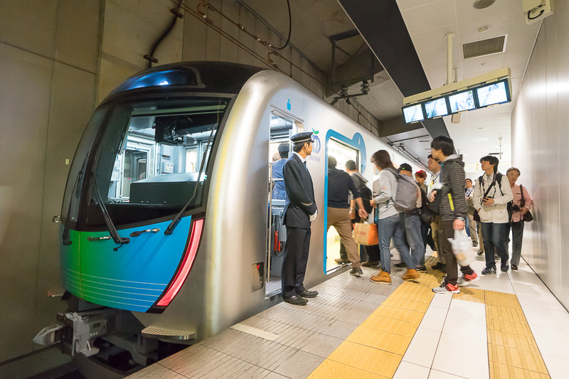 待機していた人が順番に乗車
