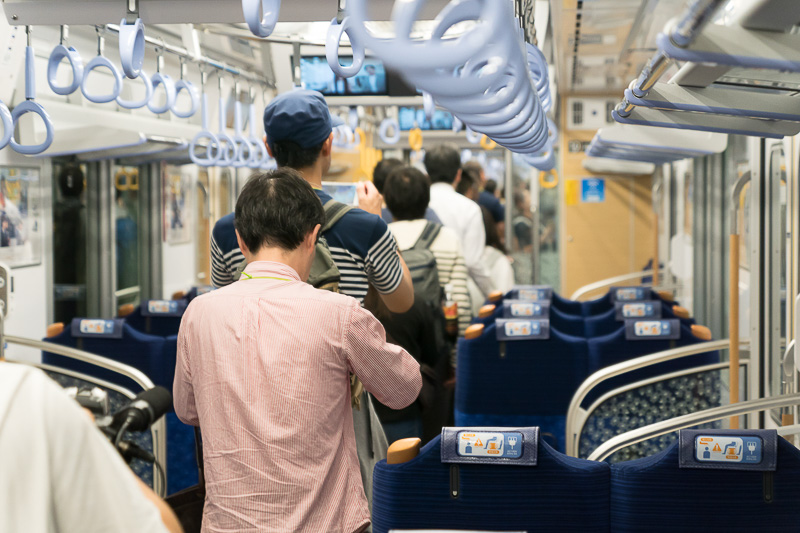 1号車と10号車のみドアが開くので車両内を歩いて指定席へ移動