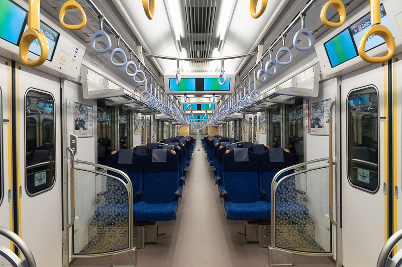 40000系の車内。シートはクロスシートで使用