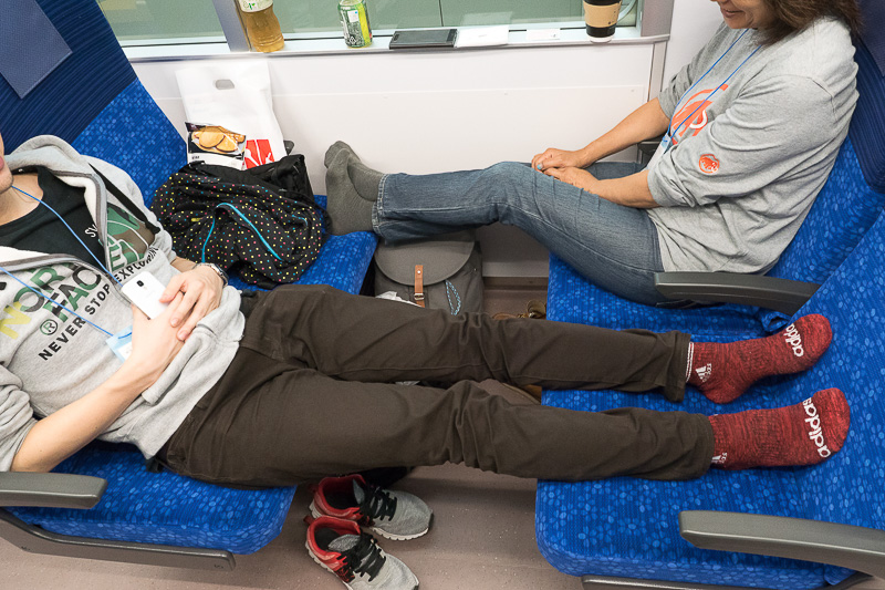 運よく座席に余裕があった場所では、対面でくつろぐ光景も