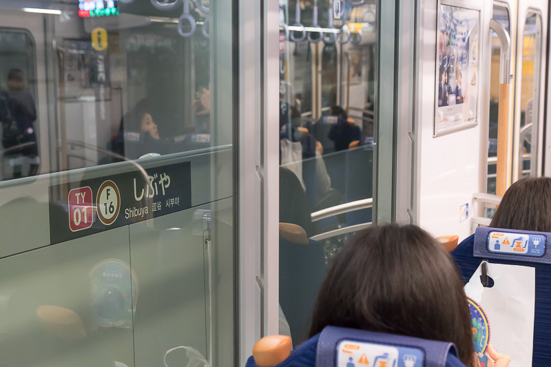 普段よく見る駅も深夜に通過すると違って見える