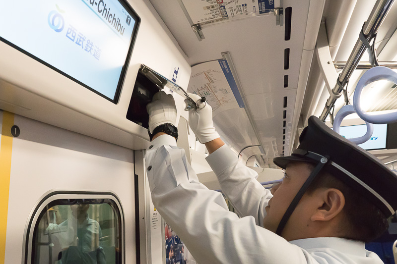 停車駅では乗務員が非常用ドアハンドルを使ってドアを開閉していた