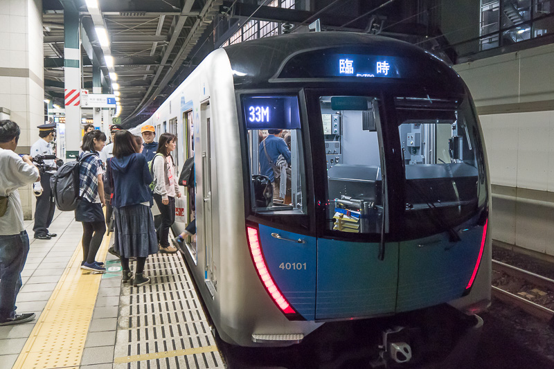 練馬駅に停車中。すでに深夜0時を過ぎている