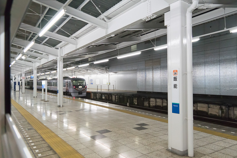 飯能駅では進行方向が逆向きに変わる