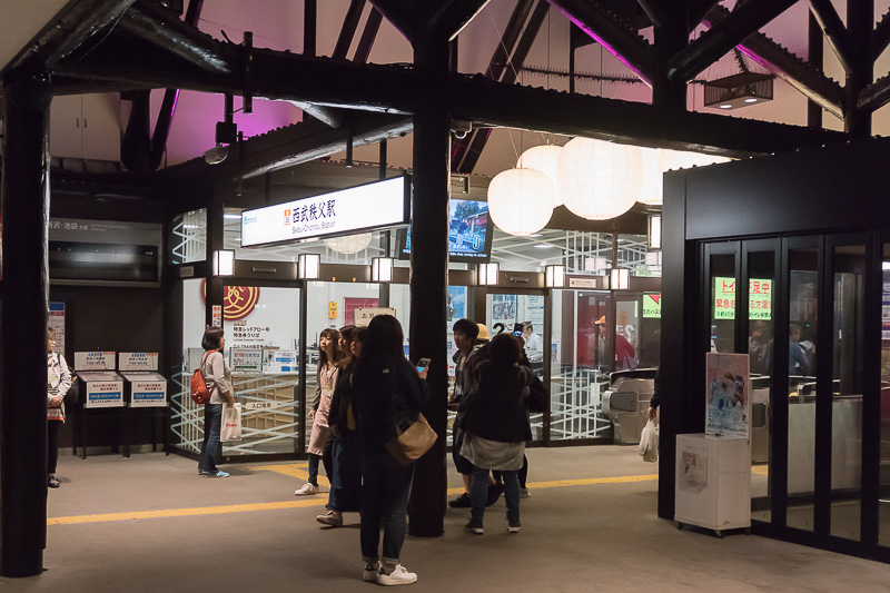 深夜の西武秩父駅を出る