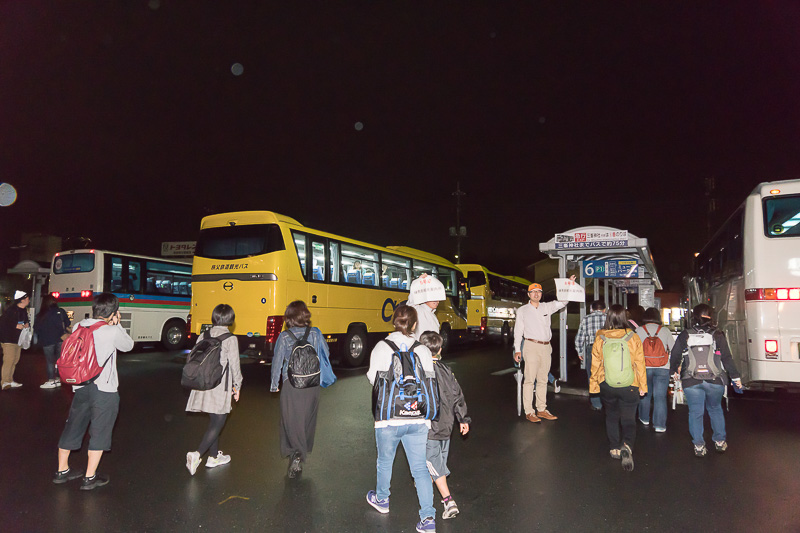 駅前に停まるバスに分乗する