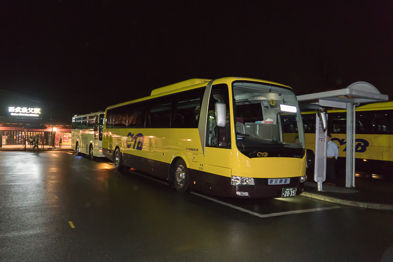 西武秩父駅前に停まるバス。西武観光バス、秩父鉄道観光バス、秩父丸通タクシーが混在