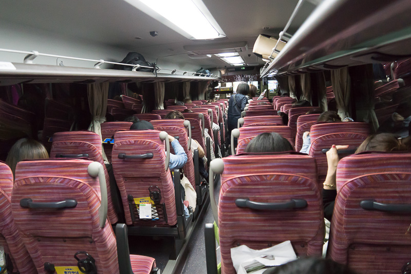 バス車内の様子。これは秩父鉄道観光バスだが、比較的新しい車両のようだ