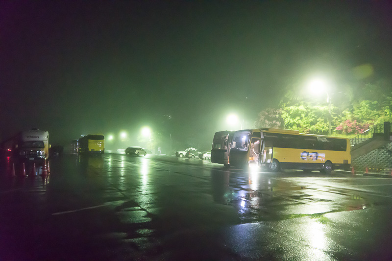 三峯神社の駐車場に到着。残念ながら雨だ