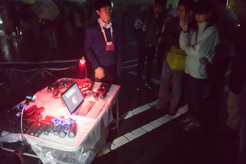 PCを使ってブラックホールの解説も。星を見るための双眼鏡も用意