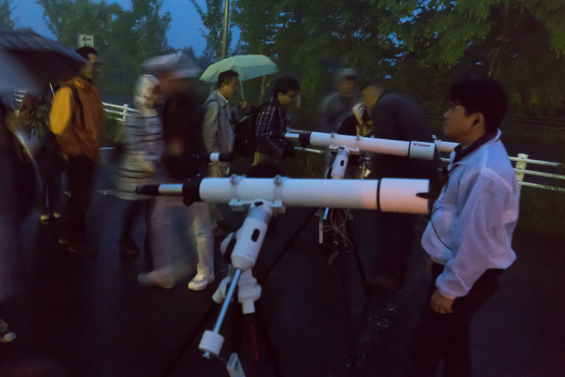 望遠鏡のデモンストレーション。覗くと土星のスライドが見える