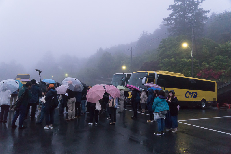 三峯神社の展望スポットに向けて、駐車場を出発