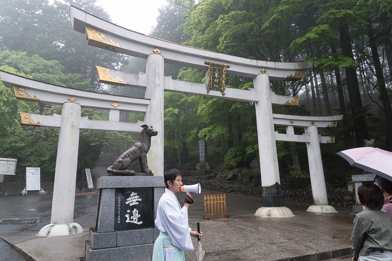 珍しい三連の鳥居前で神職による解説