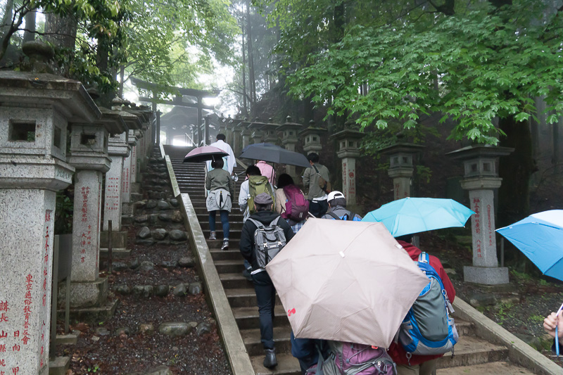 遥拝殿という三峯神社奥宮を遠くから拝める展望台への階段
