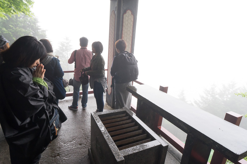 それでも、皆それぞれに拝む