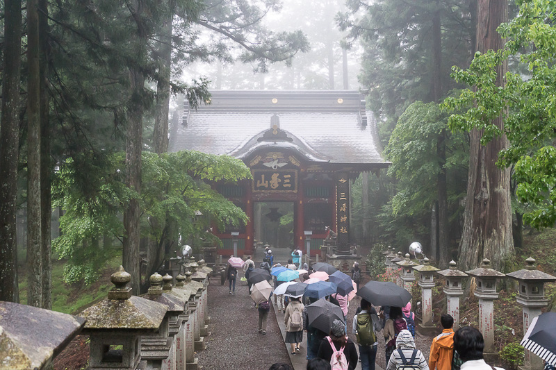 本殿と拝殿のある方に進む。奥に見えるのは随身門