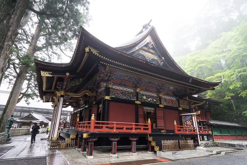 拝殿に近づき横から見たところ。祈願を申し込むと祈祷を受ける場所。写真右が奥になっていて神様がまつられた本殿がある