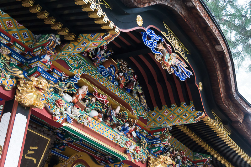 屋根には美しい装飾が施されている