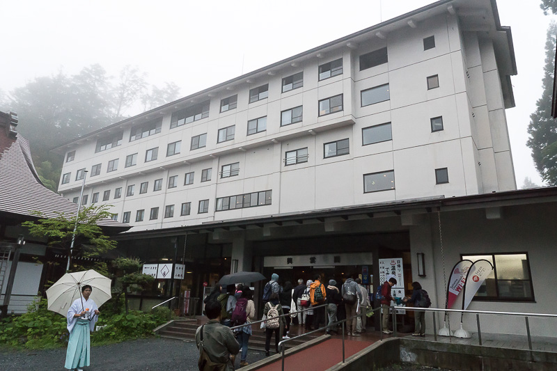 三峯神社境内にある興雲閣。今回休憩で食事をしたが、宿泊も可能