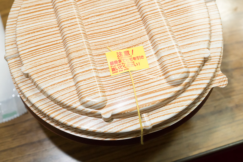 ヒモを引いて暖めてから食べる。秩父の石灰を使っているもよう