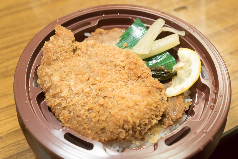 わらじかつは大きくボリューム満点。豚肉はもう一枚味噌焼きのバリエーションも