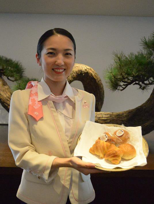 JALは「玄米ペーストパン」を6月1日～30日の期間で羽田空港の国内線のダイヤモンド・プレミアラウンジと、熊本空港の国内線サクララウンジで提供する