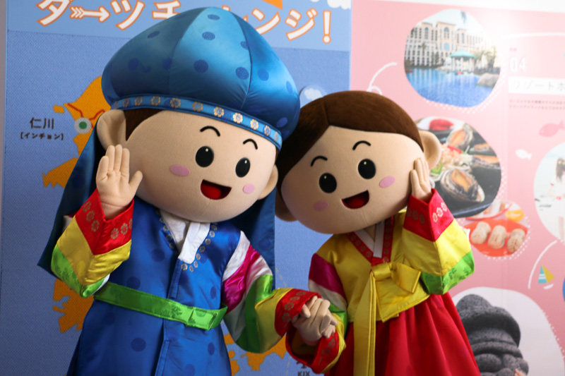 韓国観光PRキャラクターのチョロンイくん（左）とセクトンイちゃん（右）もブースに登場して会場を盛り上げた