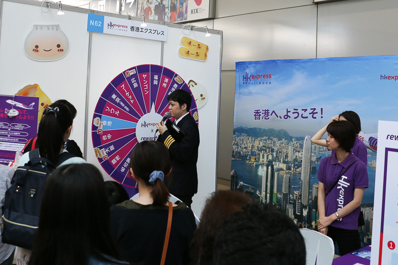 香港エクスプレスのブースで行なわれたルーレットは、豪華な景品と司会の軽快なトークが相まって、ブースは常に多くの人であふれていた