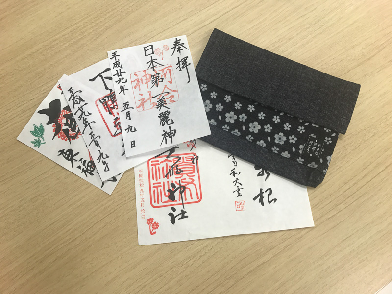ツアー参加者は4社寺の限定御朱印がもらえる。右上はツアー特典の京都デニム製の御朱印帳袋