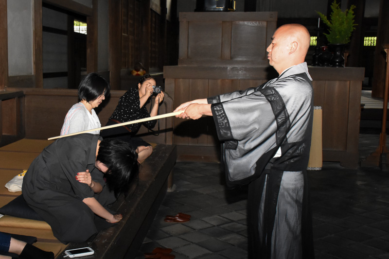 臨済宗で警索を受ける場合、左右の背中を2回ずつ打たれる。肩を打つのは曹洞宗の場合