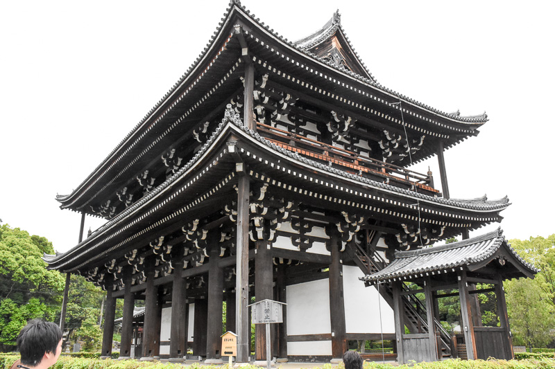 国宝の三門。門が3つあるので三門という。一般公開は毎年3月14日～16日だが、大型連休などに不定期で公開する場合もある