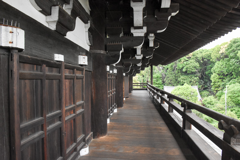 特別に許可を得て三門楼上へ。三門はすべて国産の木材で作られている