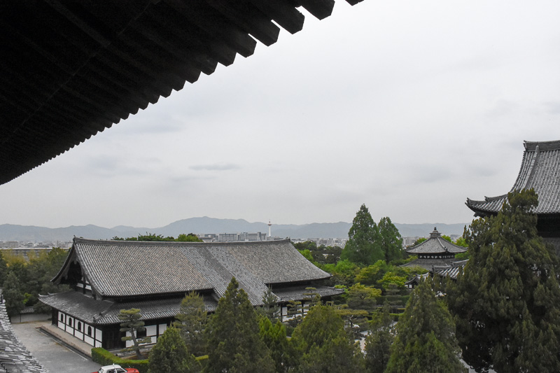 小さく京都タワーを望む。タワーから右のあたり、愛宕山から比叡山を北山と呼ぶ
