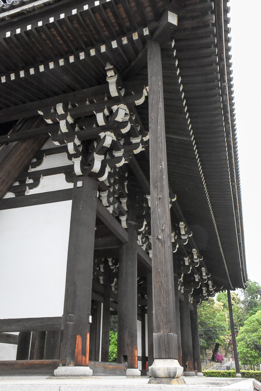 三門の四隅には秀吉が寄進したという「太閤柱」が据えられている