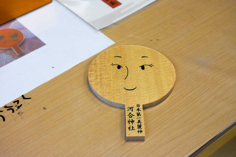 女性は自身の道具で鏡絵馬に化粧を施せばよいが、男性は備え付けの色鉛筆などを使う