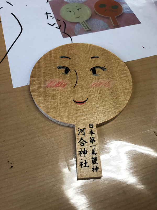 女性は自身の道具で鏡絵馬に化粧を施せばよいが、男性は備え付けの色鉛筆などを使う