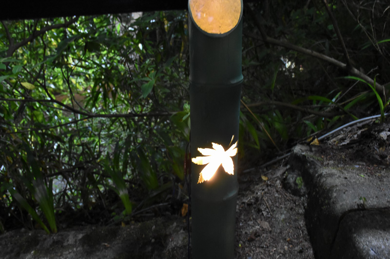 叡電の貴船口駅。階段の脇にはカエデの形にくりぬいた竹筒風の照明が並んでいる